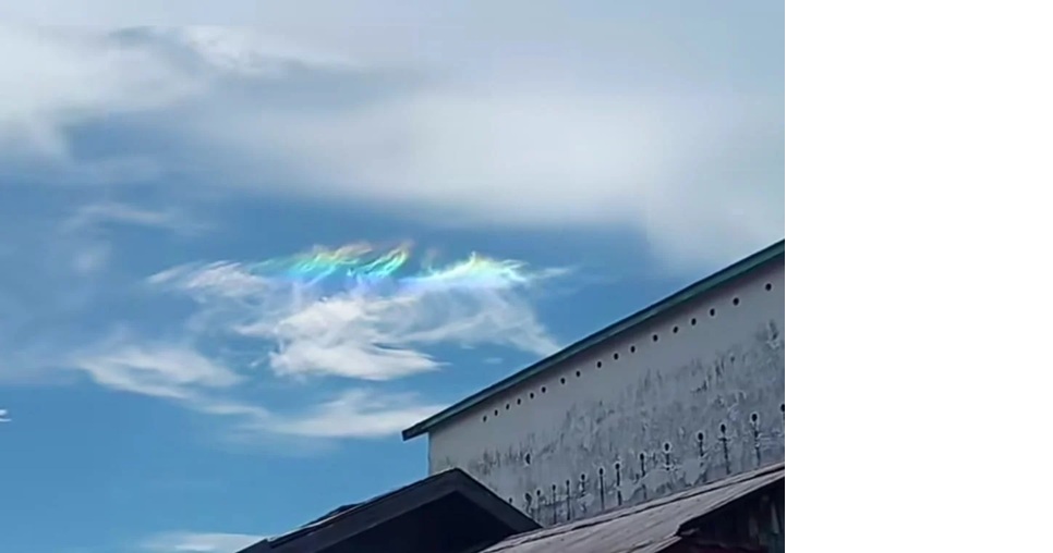 Tangkapan layar fenomena langit berwarna indah di atas langit Pegatan, Kabupaten Katingan, Senin (22/13/2025). (Video rekaman Riski)