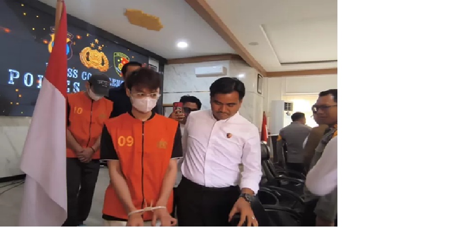 Tersangka MF alias Fazar Bungas saat dihadirkan polisi di Mapolres Balangan, Senin (22/12). (Muhammad Dirga/Radar Banjarmasin)