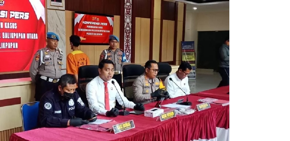Kapolresta Balikpapan Komisaris Besar Polisi Anton Firmanto memimpin konferensi pers pengungkapan kasus, Senin, 22 Desember 2025.