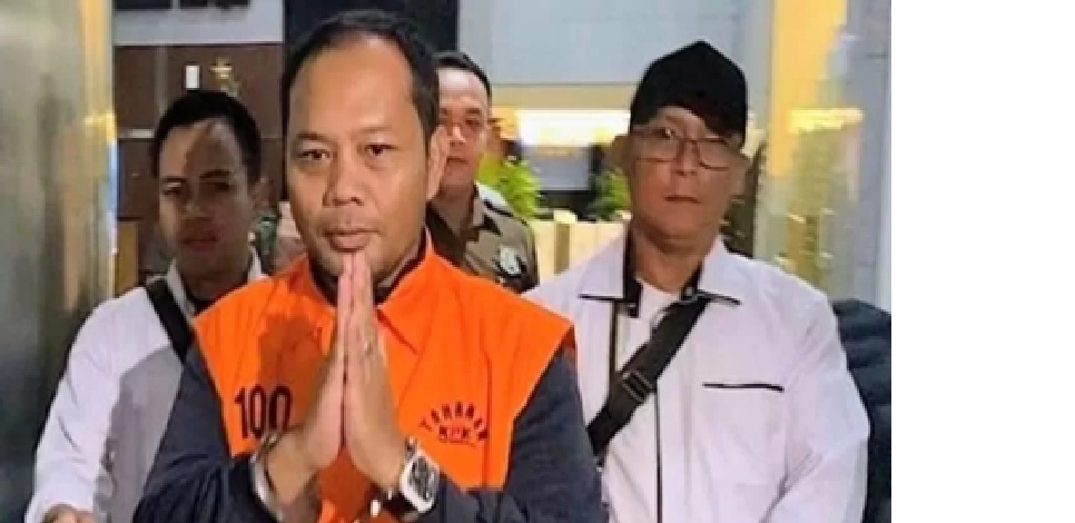 BERAKHIR: Kasi Datun Kejari Hulu Sungai Utara nonaktif, Tri Taruna Fariadi, mengenakan rompi oranye tahanan KPK dengan tangan diborgol saat keluar dari ruang pemeriksaan di Gedung KPK.