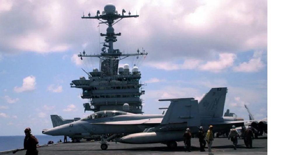 Sebuah pesawat tempur berada diatas Kapal induk Amerika Serikat USS George Washington.