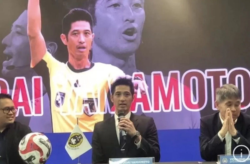 Wasit Yudai Yamamoto (tengah) jadi pengadil lapangan asing pertama yang dikontrak secara full time oleh PSSI. (ANTARA)