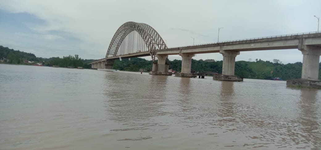 Sungai Mahakam sementara sepi dari perlintasan ponton pengangkut batubara. Tampak jembatan Mahulu usai ditabrak ponton.