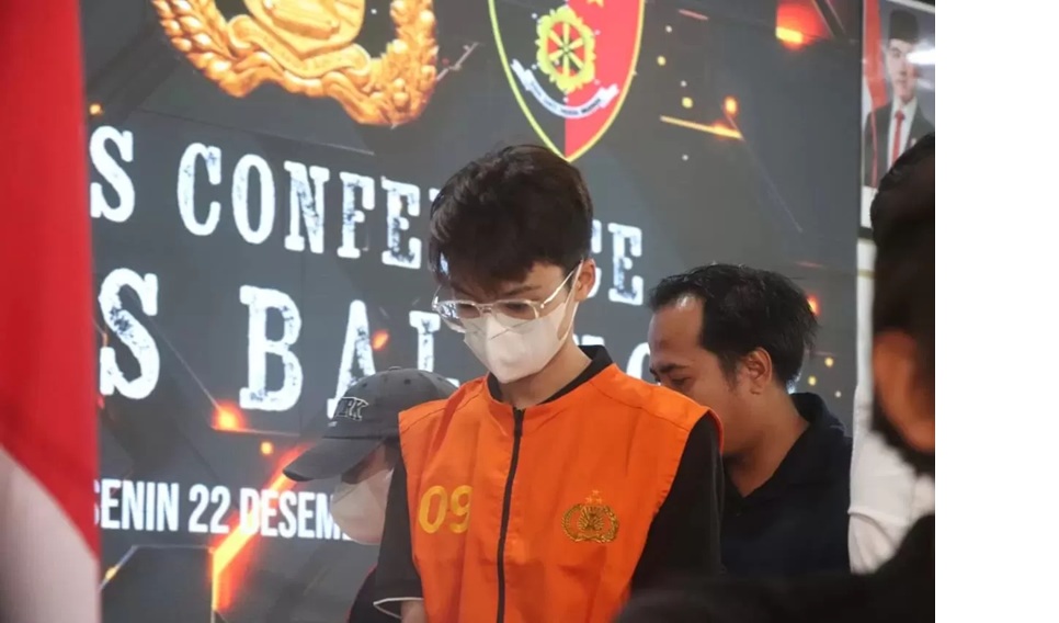 DIGIRING: Fazar Bungas digiring petugas menuju sel khusus di Rutan Polres Balangan untuk menjalani penahanan dengan pengawasan ketat. (M Dirga / Radar Banjarmasin)