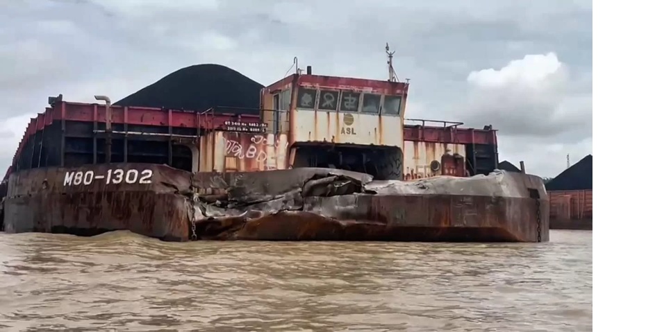 Kondisi ponton usai insiden tabrakan terjadi di Sungai Mahakam. (kis)