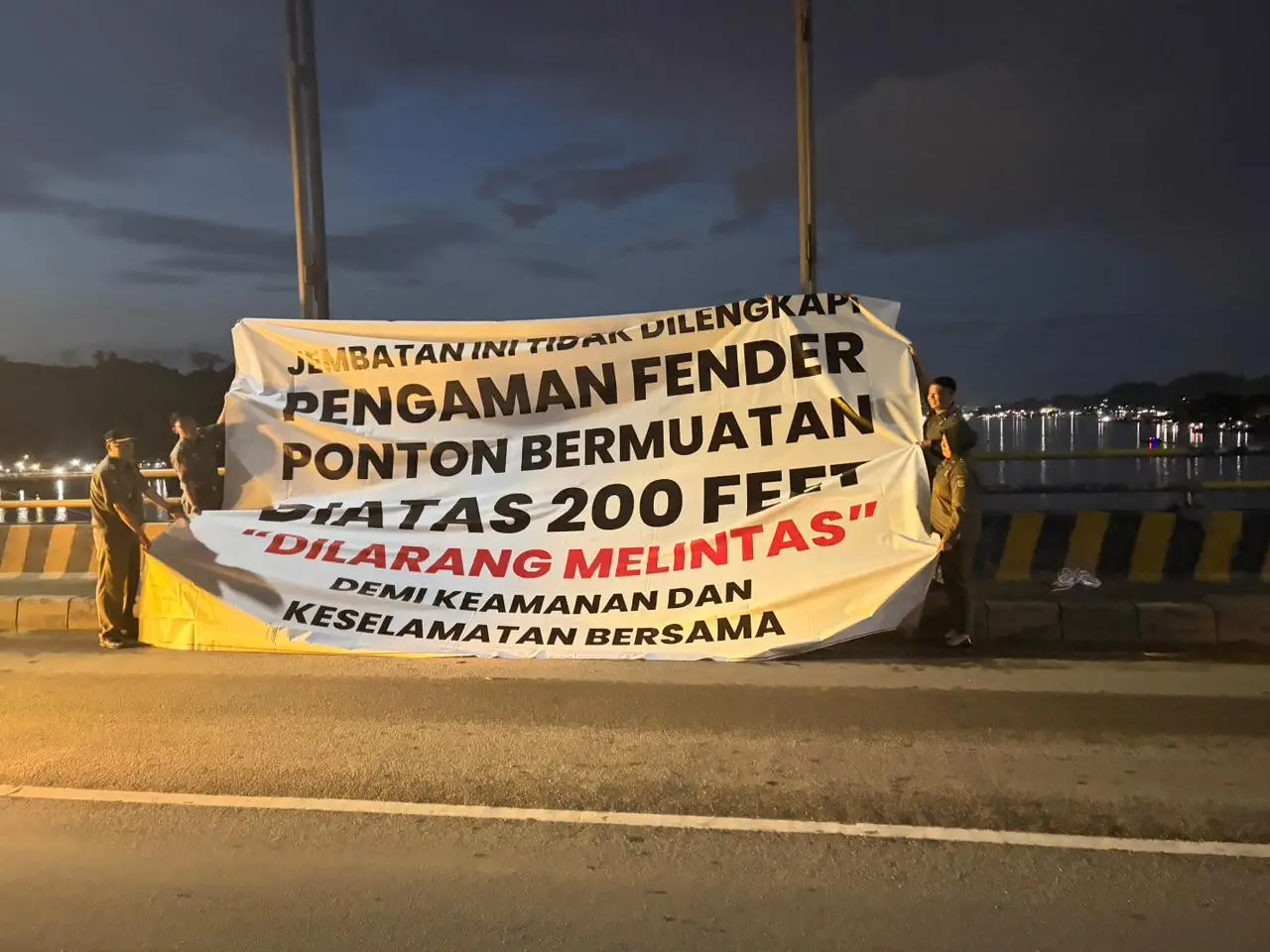 Satpol PP berjaga di Jembatan Mahulu.