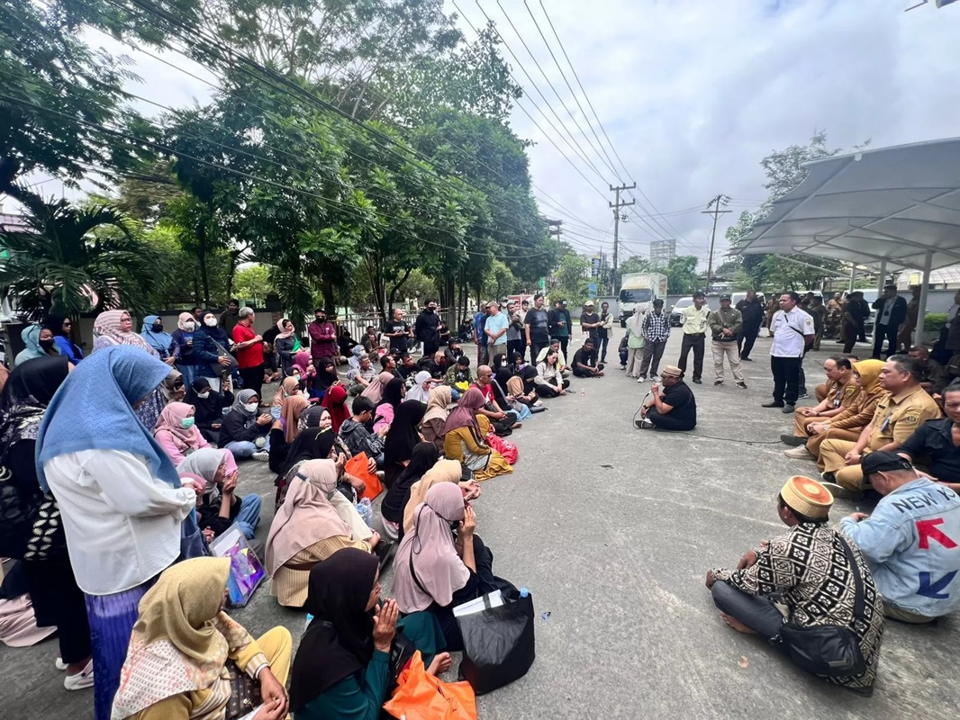 Gelaran aksi pedagang Pasar Pagi yang diterima Disdag Samarinda di depan Gedung Ruhui Rahayu, Selasa (23/12). (MELI/SAPOS)