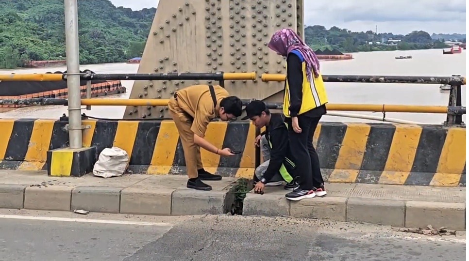 RUSAK. Kondisi tongkang dan pilar jembatan mahakam ulu usai insiden tabrakan terjadi di Sungai Mahakam. (kis)