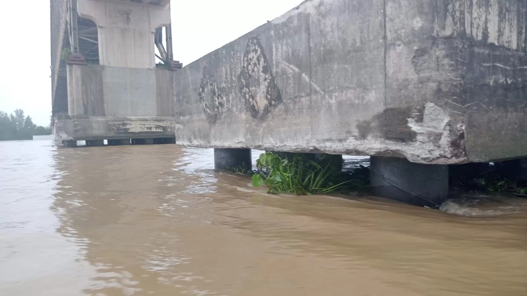 Tongkang batu bara yang menabrak Jembatan Mahulu menyebabkan baret pada salah satu beton pilar utama. (Foto: IST)