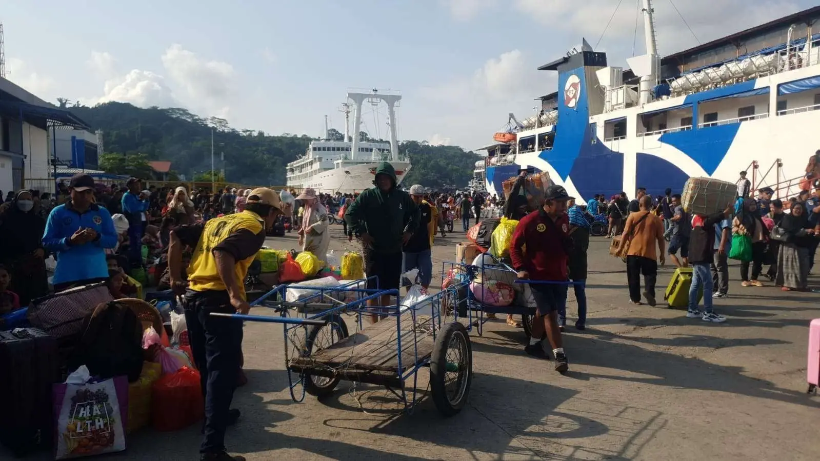 Aktivitas di Pelabuhan Samarinda.