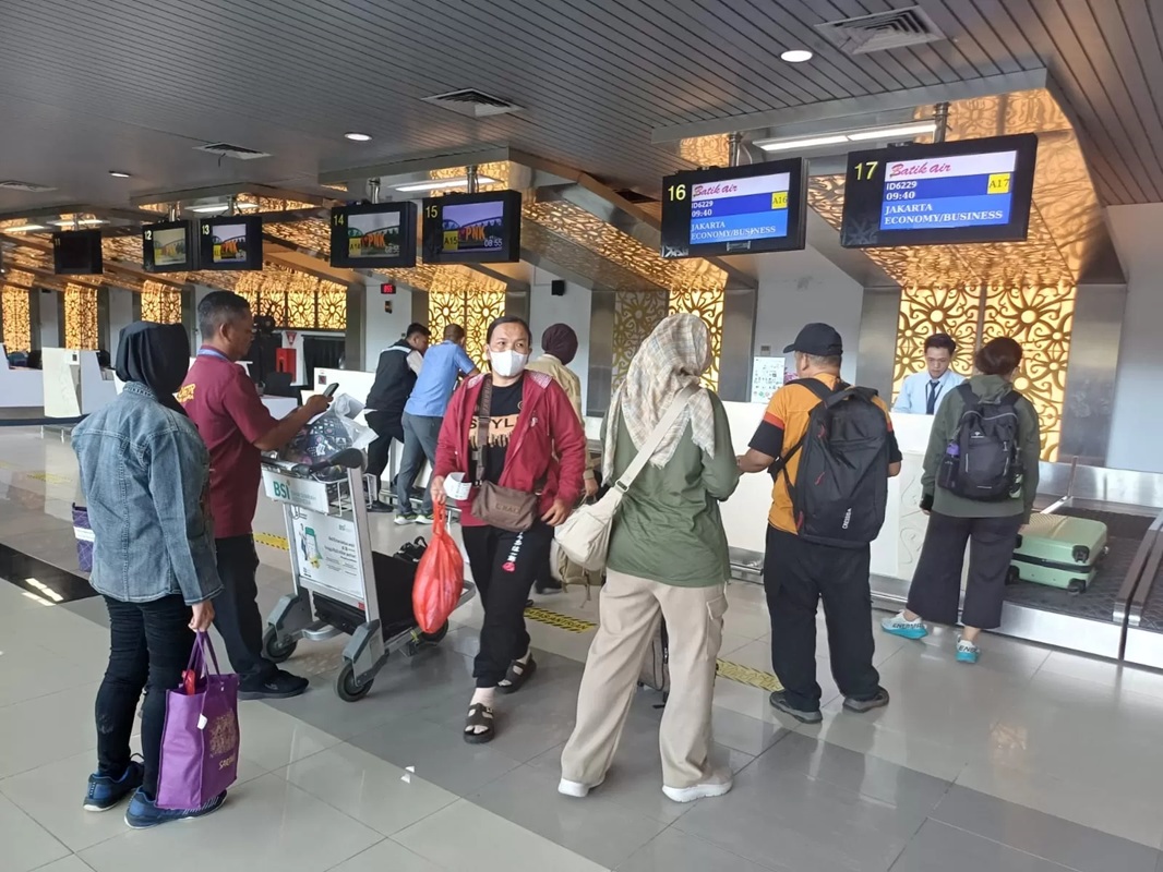 Arus penumpang di Bandara Internasional Supadio.