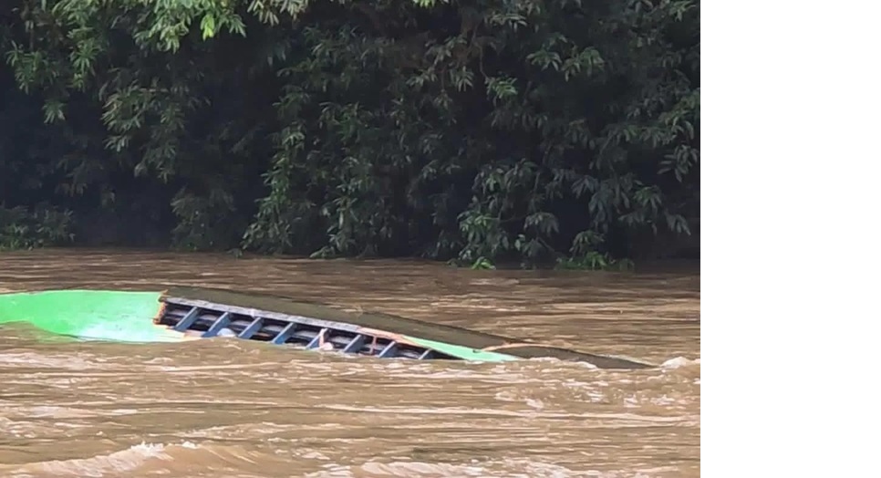 KARAM: Long Boat saat karam di Jeram Baru Sungai Bahau. (DOK WARGA)