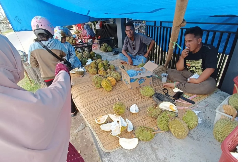 Salah satu lapak pedagang durian di Jalan Gatot Subroto Sampit. (Usay Nor Rahmad/Radar Sampit)