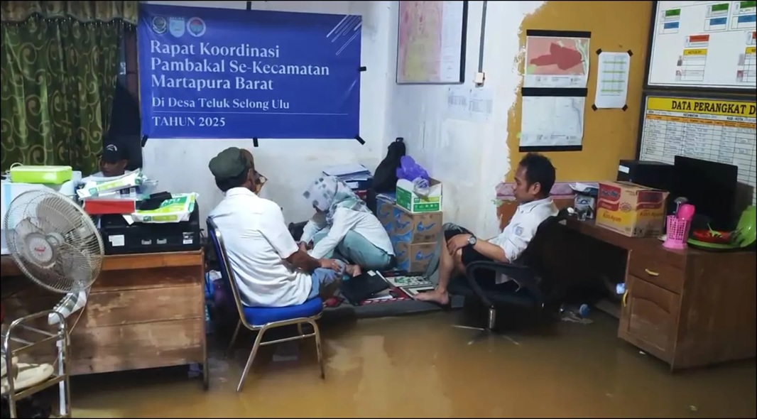 KEBANJIRAN: Banjir menggenangi pemukiman warga di Kabupaten Banjar akibat luapan sungai Martapura. (FADLAN ZAKIRI/RADAR BANJARMASIN)