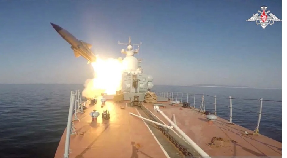 Kementerian Pertahanan Rusia, menunjukkan kapal rudal Armada Pasifik Rusia yang menembakkan rudal jelajah Moskit ke target tiruan di perairan Laut Jepang, 28 Maret 2023.&nbsp; (HO)