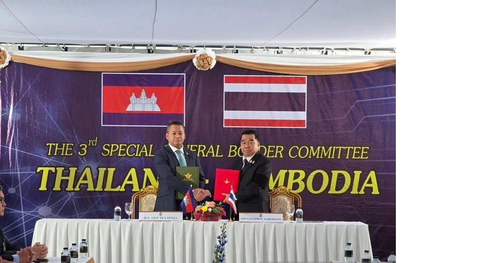 Perwakilan Kamboja dan Thailand menandatangani kesepakatan gencatan senjata. (Kementerian Informasi Kamboja via Telegram Anwar Ibrahim)