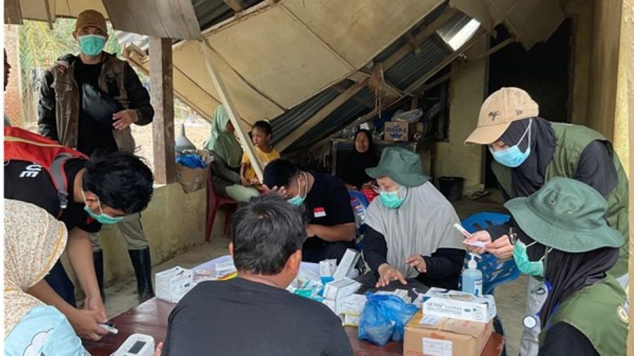 Pelayanan kesehatan bagi masyarakat terdampak bencana di Desa Pantai Tinjau, Kecamatan Sekerak, Kabupaten Aceh Tamiang.