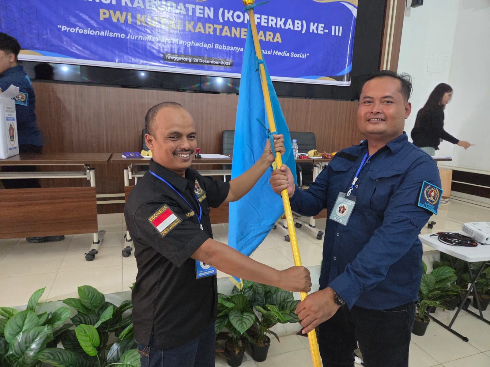 Penyerahan pataka bendera PWI Kukar ke ketua terpilih, Andi Wibowo (Elmo/Prokal.co)