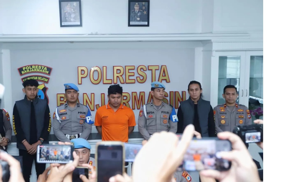 TERSANGKA: Muhamma Seili dihadirkan saat rilis kasus dikawal penjagaan ketat petugas. (humas resta untuk radar banjarmasin)