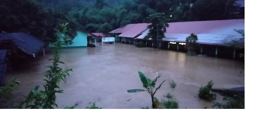 TERENDAM: Salah satu sekolah di Kecamatan Loksado terendam banjir akibat meluapnya sungai amandit. Foto: (Grup Emergency HSS)