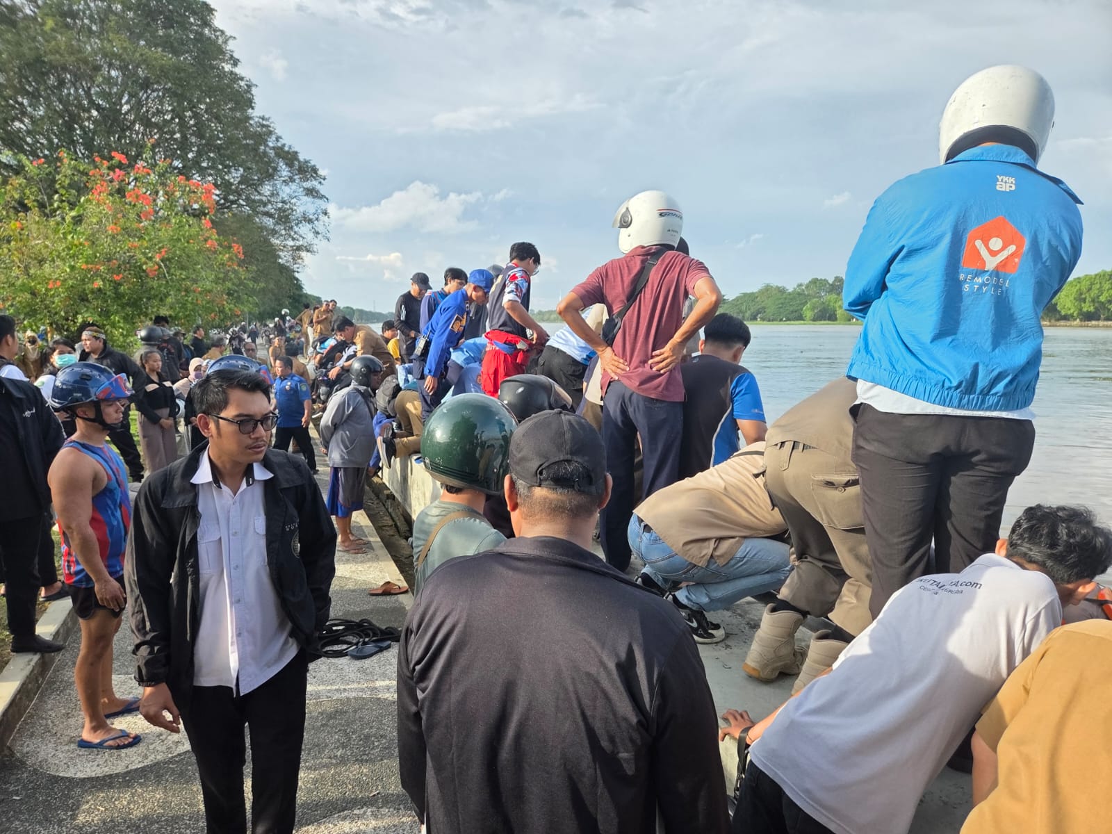 Proses evakuasi aksi percobaan bunuh diri di Kecamatan Tenggarong, Kukar sore hari tadi (Elmo/Prokal.co)