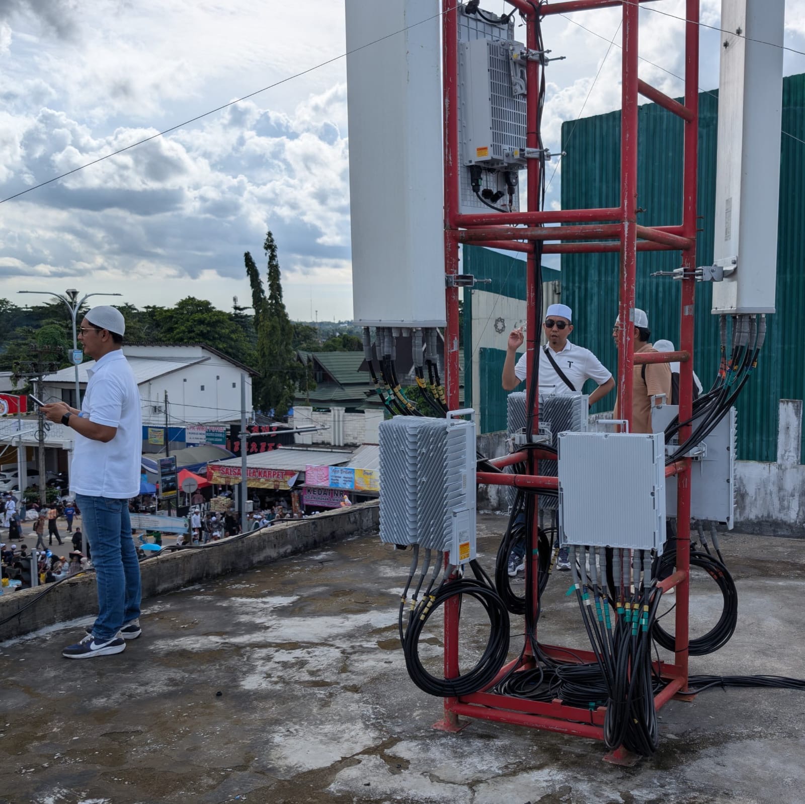 AGENDA: Telkomsel memastikan kelancaran komunikasi jamaah 5 Rajab 1557 H di Sekumpul Martapura, Kalsel.