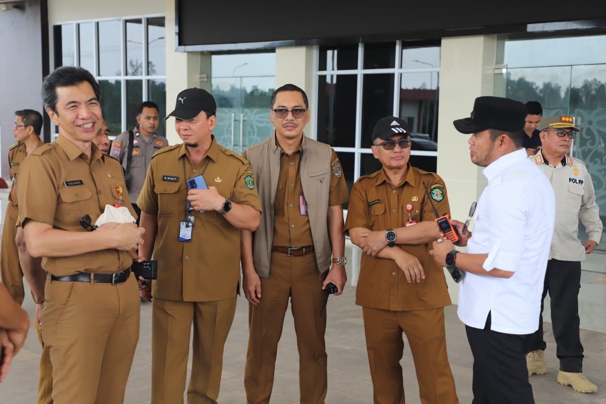 Gubernur dengan beberapa kepala dinas.