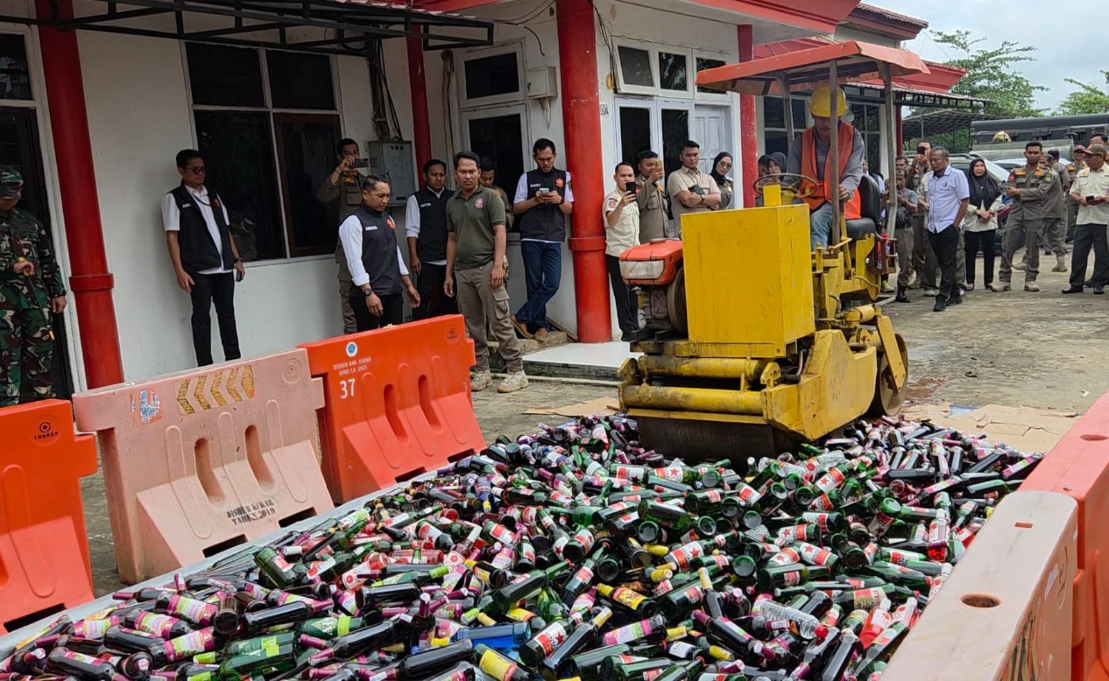 Pemusnahan ratusan botol miras dari operasi penegakan perda Pemkab Kukar (Elmo/Prokal.co)