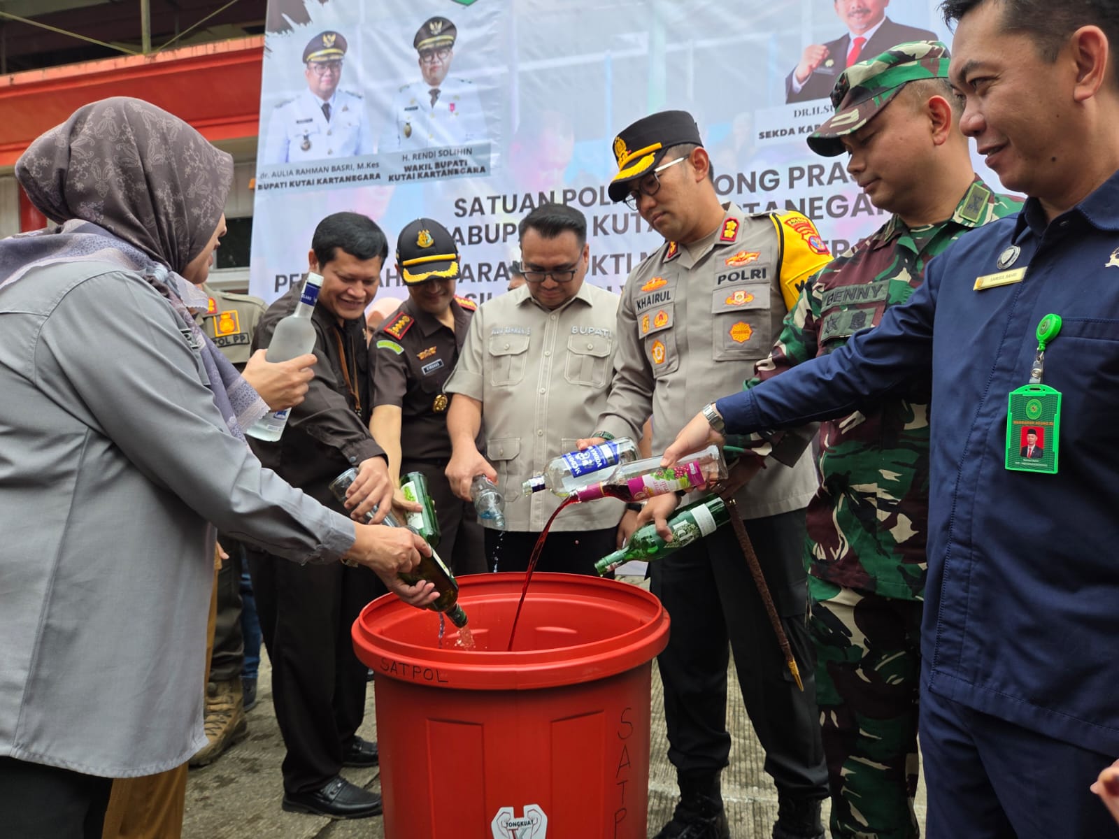 Pemusnahan ratusan botol miras dari operasi penegakan perda Pemkab Kukar (Elmo/Prokal.co)