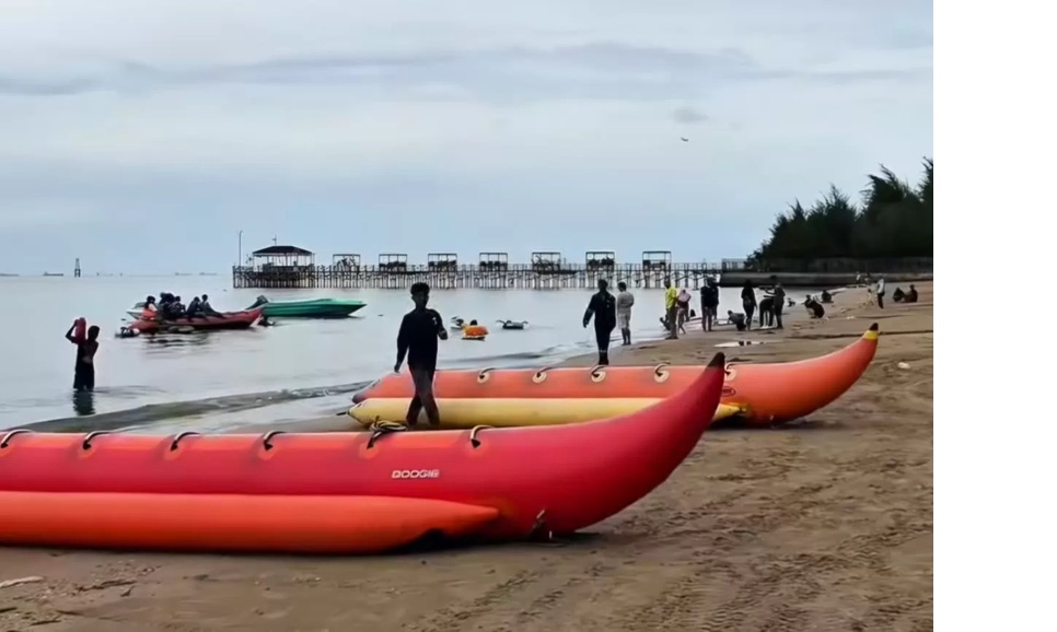 Pantai Manggar Segara Sari tetap menjadi pilihan warga Balikpapan untuk berlibur di penghujung tahun. Meski tanpa lonjakan pengunjung, suasana pantai tampak hidup.