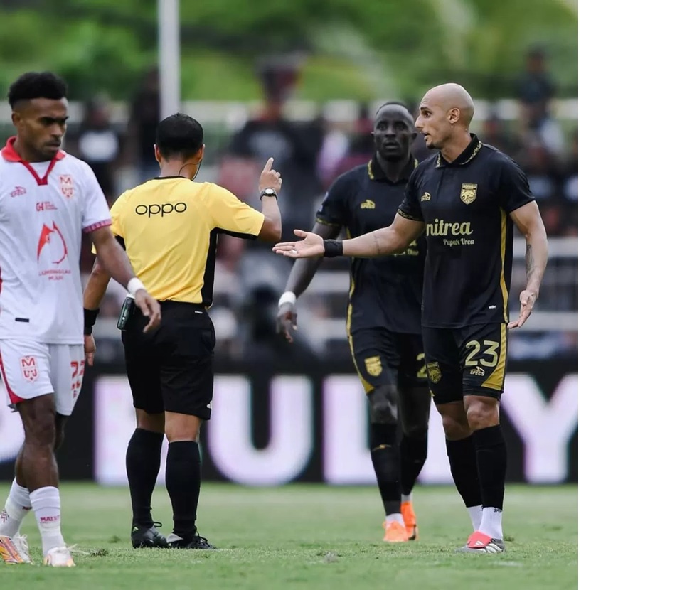 Kepemimpinan wasit pada laga Malut United vs Borneo FC, Minggu (28/12/2025), menjadi sorotan pelatih Fabio Lefundes.
