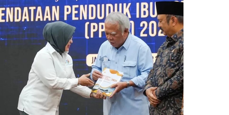 Kepala Otorita IKM menerima hasil pendataan penduduk IKN yang dibangun di sebagian wilayah Kabupaten PPU dan Kabupaten Kukar, Provinsi Kaltim. (ANTARA)