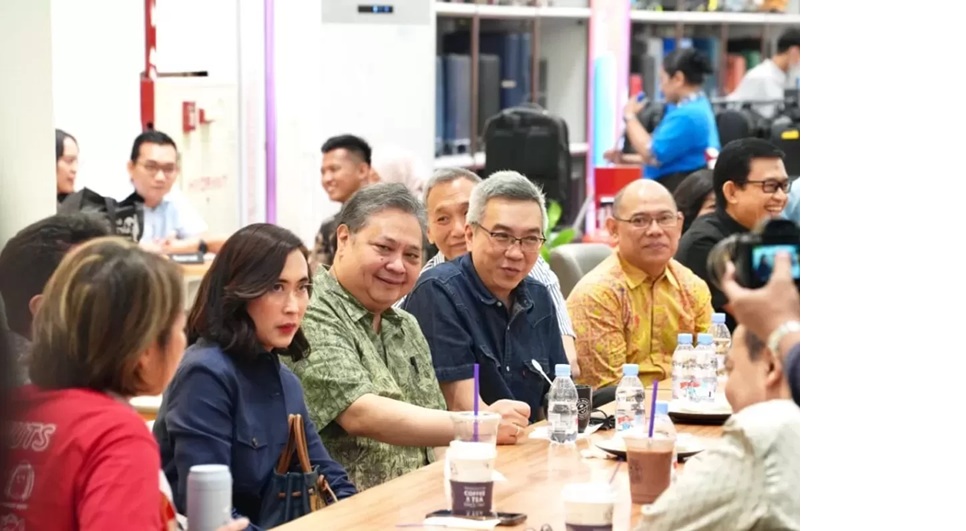 NGEMAL: Menteri Koordinator bidang Perekonomian, Airlangga Hartarto saat Work From Mall.