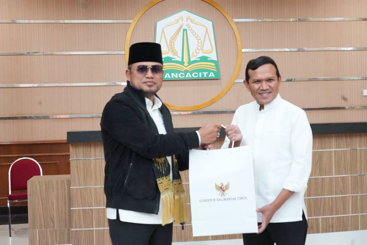 Penyerahan bantuan secara simbolis.