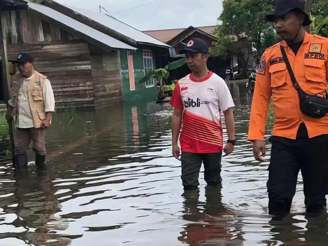 Kalak BPBD Tala Aspi Setia Rahman bersama Camat Kurau Fajar Suryadi mengecek wilayah terendam di Kecamatan Kurau. (BPBD Tala untuk Radar Banjarmasin)