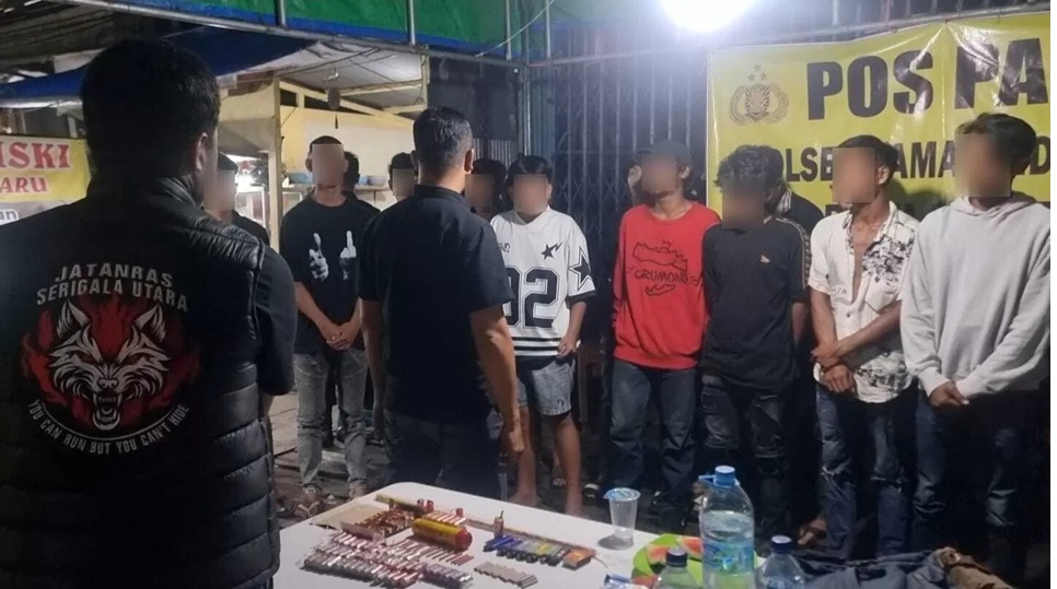 Belasan orang diberi pembinaan setelah Diamankan karena menyalakan petasan ditengah Jalan Lambung Mangkurat, Samarinda Kota. (kis)