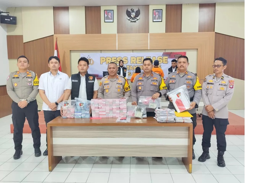 Kapolres Nunukan, AKBP Bonifasius Rumbewas saat memperlihatkan barang bukti dugaan perkara korupsi diamankan sebesar Rp 1.279.000.000. dan kendaraan, Rabu (31/12). (ASRULLAH/RADAR TARAKAN)