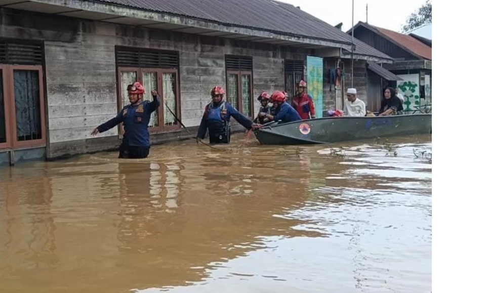 Petugas menyisir daerah yang parah terdampak banjir.