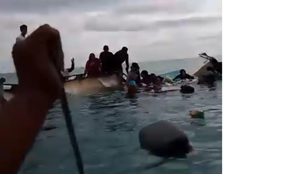 Kapal nelayan yang digunakan untuk mengangkut orang dengan tujuan berwisata tenggelam setelah menabrak karang dan naik ke karang kemudian miring dan terbalik.