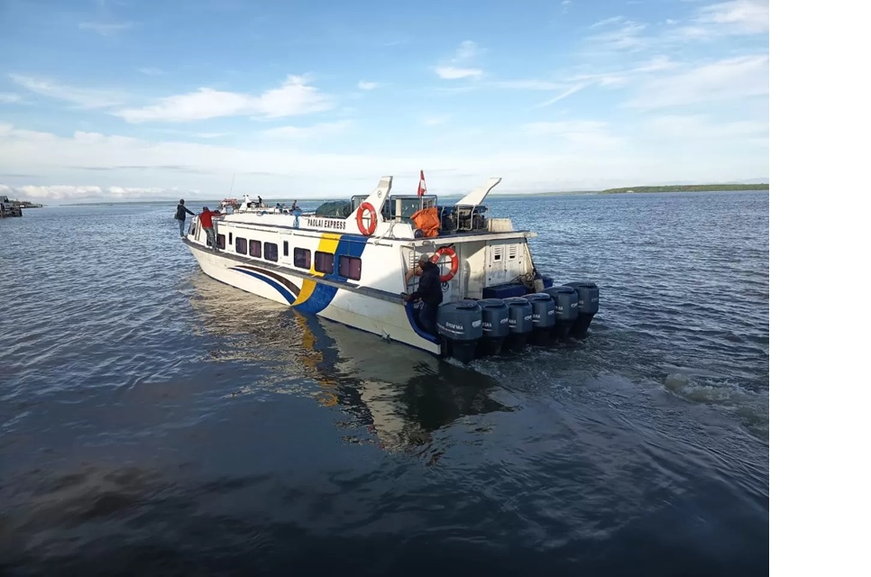 Personel gabungan BPTD Kaltara, TNI AD, Satpol PP, KSKP dan PMI melakukan pemantauan di Posko Nataru di UPTD Pelabuhan Liem Hie Djung. (DOK DISHUB NUNUKAN)