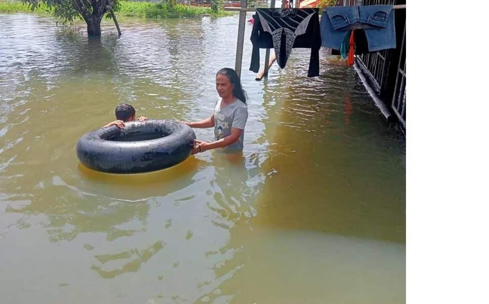 Kondisi permukiman warga Desa Lok Buntar, Kecamatan Sungai Tabuk, Kabupaten Banjar, yang terendam banjir dengan ketinggian air mencapai 1&ndash;2 meter, Jumat (2/1/2026). (FADLAN ZAKIRI)
