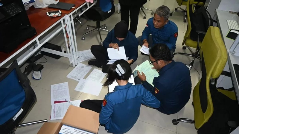 PENGGELEDAHAN: Tim penyidik Kejati Kaltara saat memerika dokumen terkait kasus dugaan tipikor Asita. (KEJATI KALTARA)