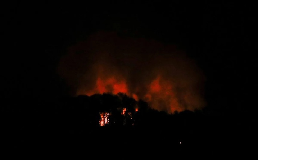 Asap mengepul dari ledakan di dekat Benteng Tiuna, Caracas, 3 Januari 2026, di tengah meningkatnya ketegangan antara Amerika Serikat dan Venezuela. (REUTERS/Leonardo Fernandez Viloria/agr/ANTARA)