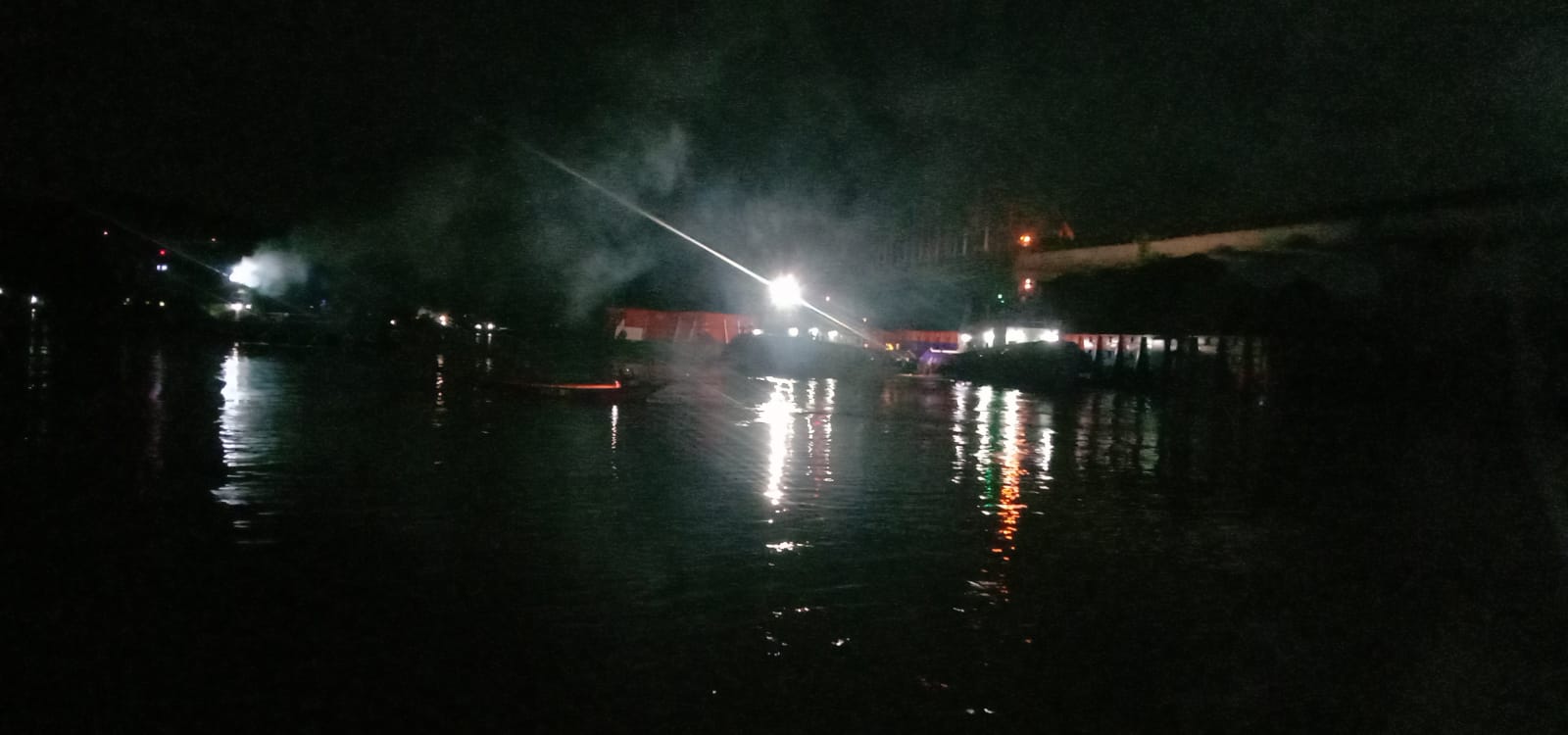 Evakuasi ponton yang menabrak pilar jembatan Mahulu.