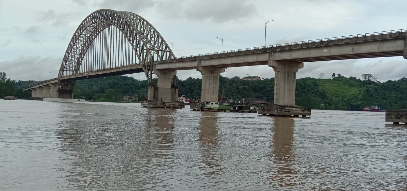 Pemeriksaan fisik jembatan Minggu (4/1) pagi.