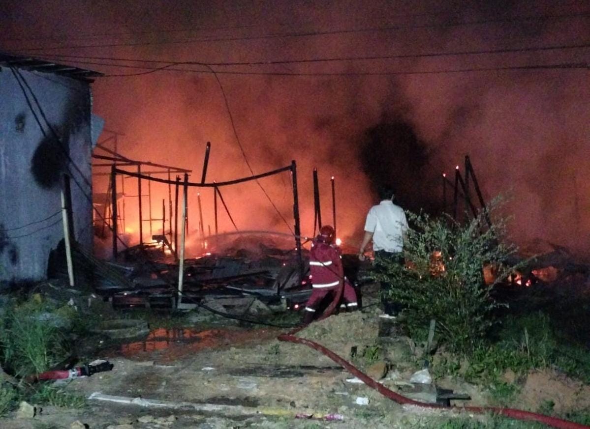 Kebakaran di Desa Anggana dini hari tadi (Istimewa)