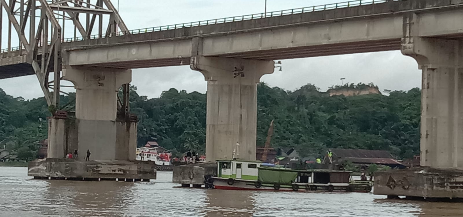 Petugas dari instansi terkait melakukan pemeriksaan fisik jembatan usai ditabrak ponton bermuatan batu bara, Minggu (4/1).