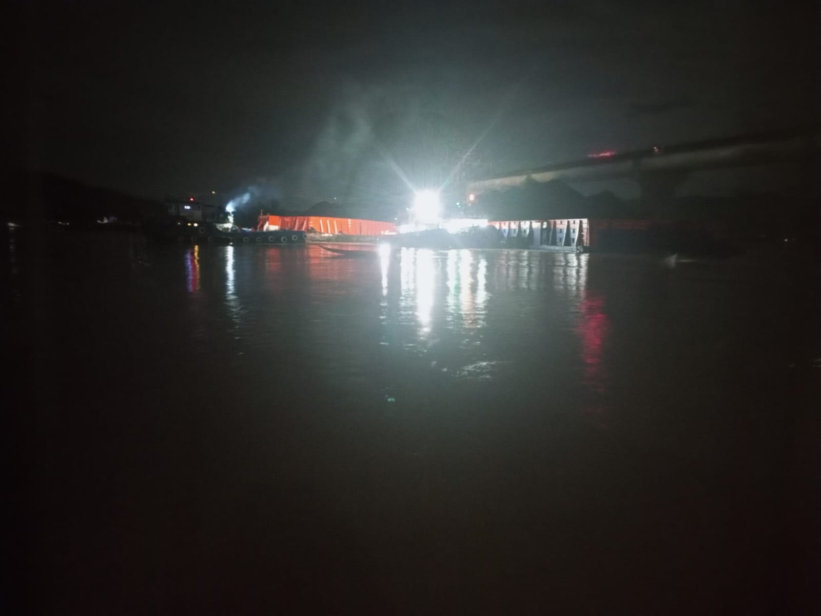 Proses evakuasi dua ponton yang tabrak jembatan Mahulu, Minggu dinihari (4/1).