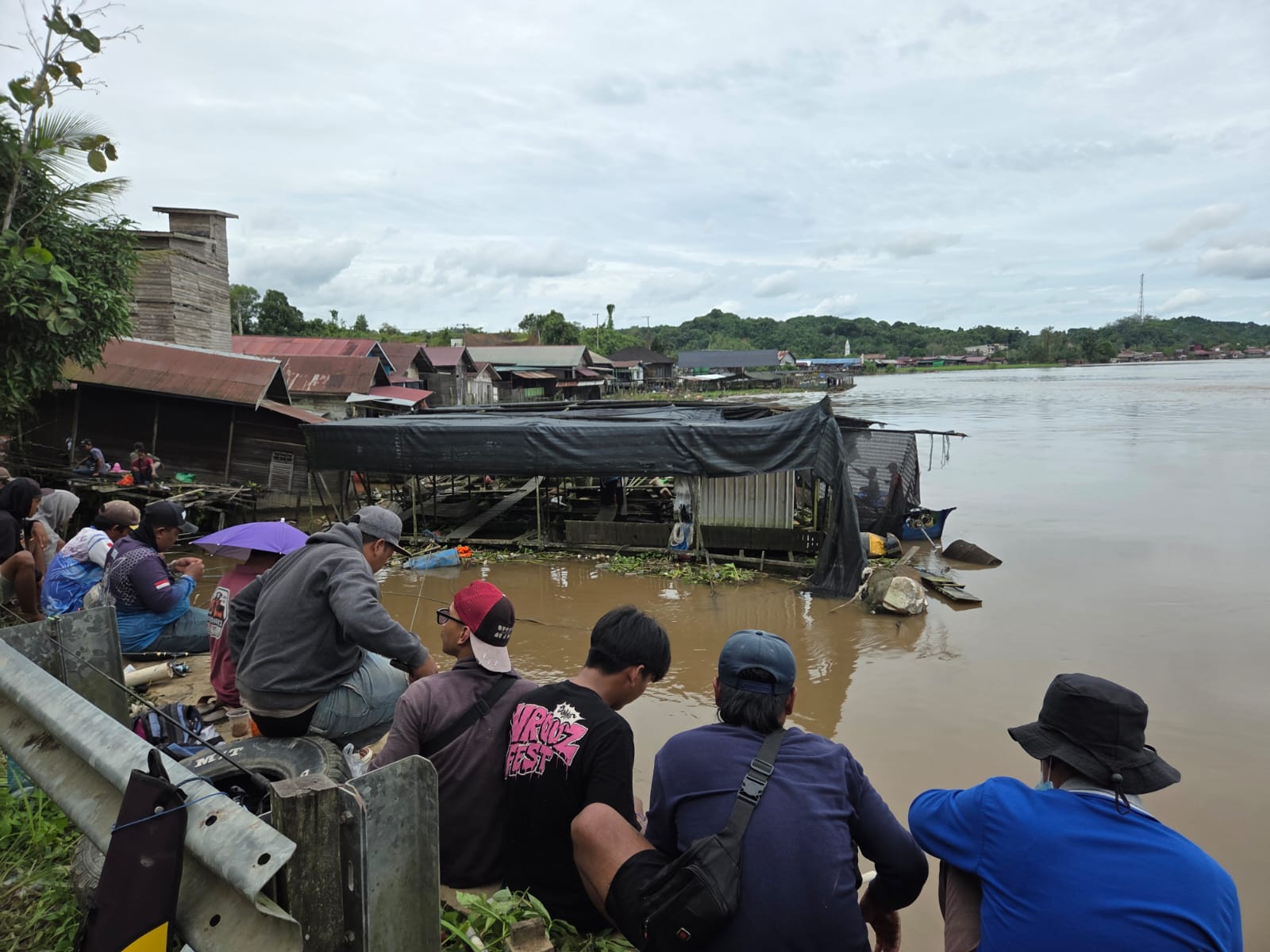 Dampak permukiman bantaran sungai di Desa Loa Kulu Kota yang ditabrak kapal ponton, kini dipenuhi masyarakat memancing (Elmo/Prokal.co)