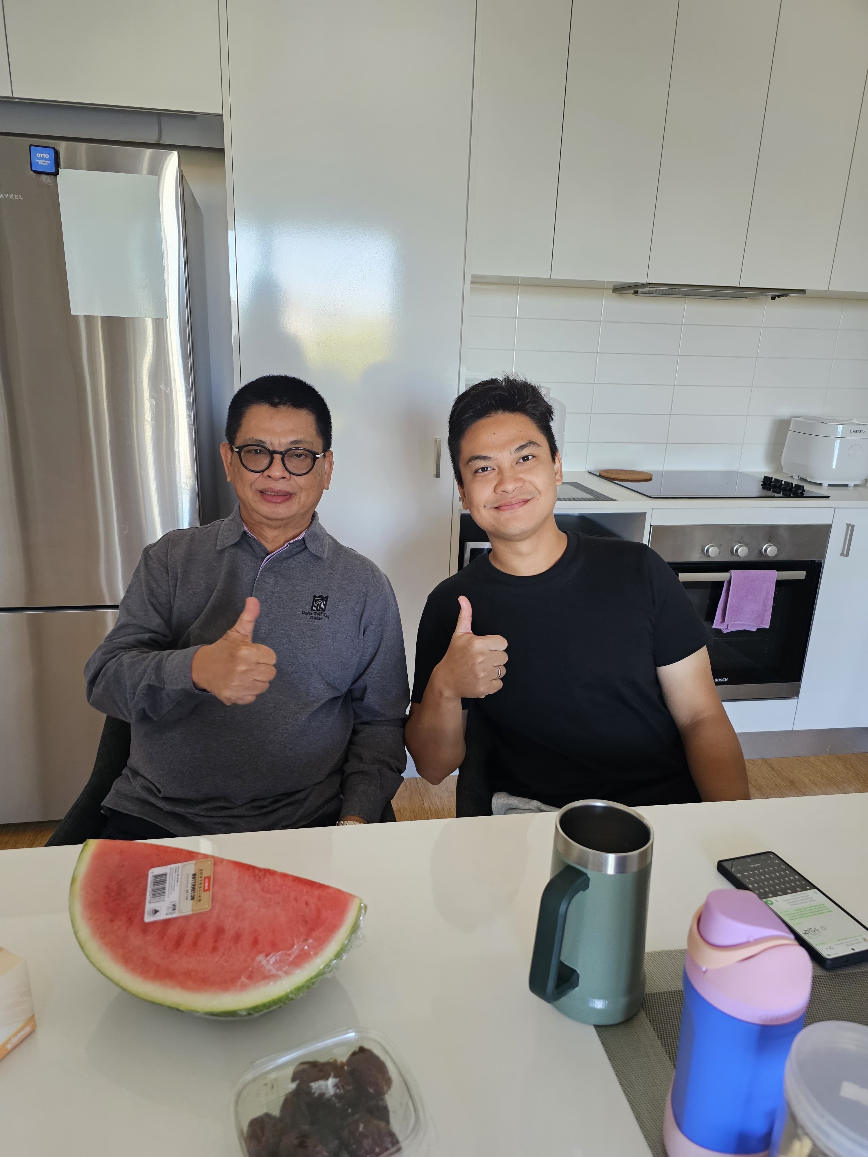 LANJUTKAN PENDIDIKAN: Irianto Lambrie di apartemen yang disewa Arkanata Akram (kanan) di East Bank, Perth, Western Australia, Senin, 5 Januari 2026.